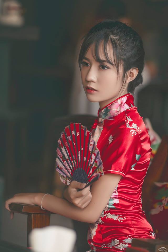 Sườn Xám Đỏ Ngắn Có Tay Họa Tiết Chim Công