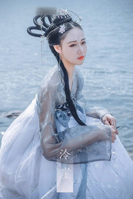 Hán Phục Lãnh Nhai
