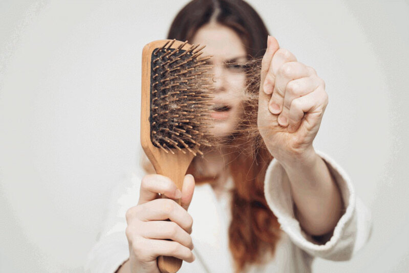 Rụng tóc kéo dài sẽ gây tình trạng mỏng tóc hoặc hói đầu