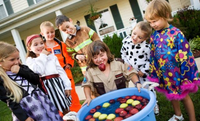 Trò chơi vớt trái cây trong chậu được các bé tỏ ra vô cùng thích thú khi ba mẹ đang chuẩn bị bữa tiệc Halloween trong nhà.