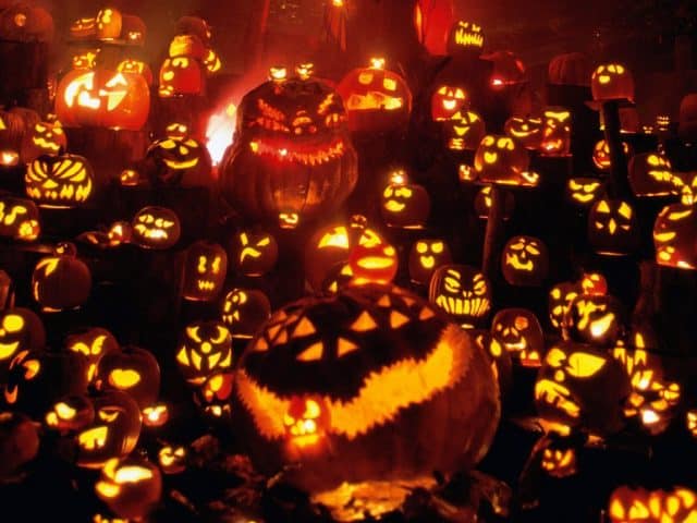 Ngập tràn những chiếc đèn lồng là một thứ không thể thiếu ở lễ hội hóa trang Halloween.