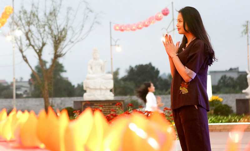 Ở Việt Nam vào ngày lễ này các Phật tử các nơi đều kéo về viếng chùa lễ Phật cầu mong gia đạo bình an