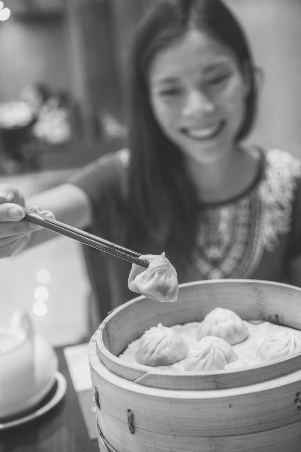 Người phụ nữ châu Á ăn bánh bao xiao long bao