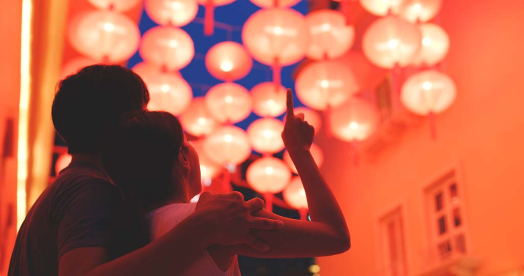 Cặp đôi thích thú với những chiếc đèn lồng đỏ của Trung Quốc