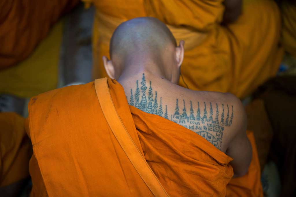 Nhà sư Phật giáo Thái Lan với hình xăm trên lưng đang lắng nghe nhà lãnh đạo tinh thần Tây Tạng Đạt Lai Lạt Ma trong buổi nói chuyện tôn giáo tại chùa Tsuglagkhang ở Dharmsala, Ấn Độ