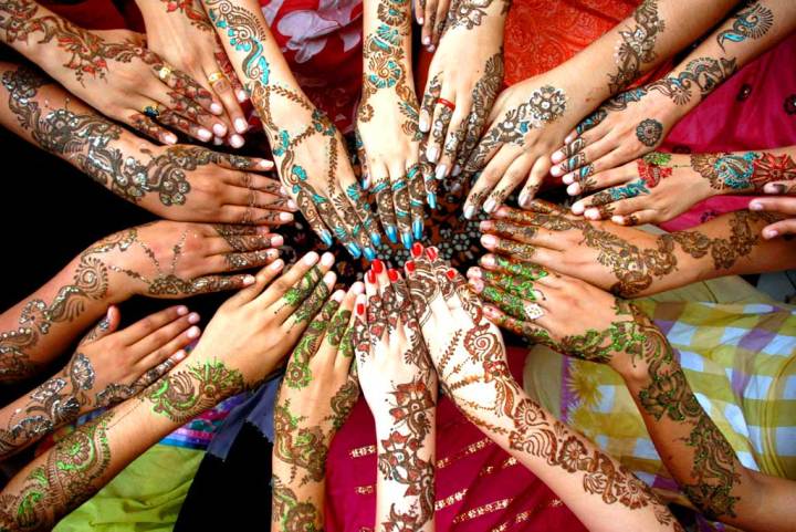 Bàn tay của các cô gái Pakistan với móng tay được sơn công phu và xăm henna