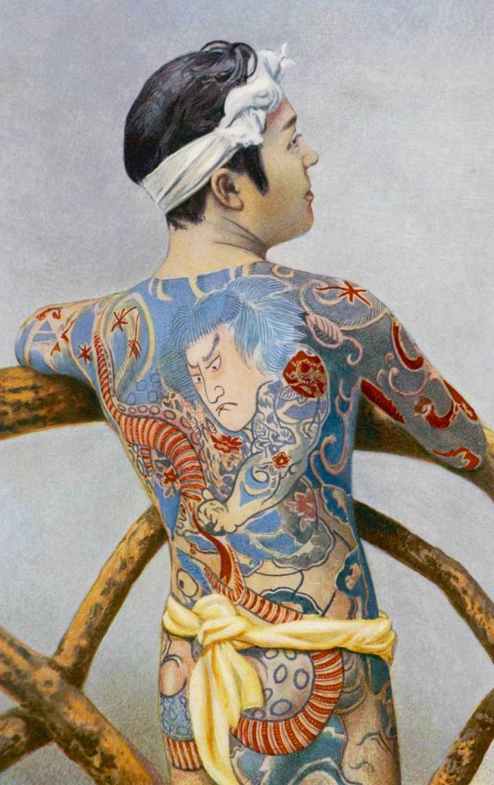 Người đàn ông Nhật Bản từ phía sau với hình xăm toàn thân