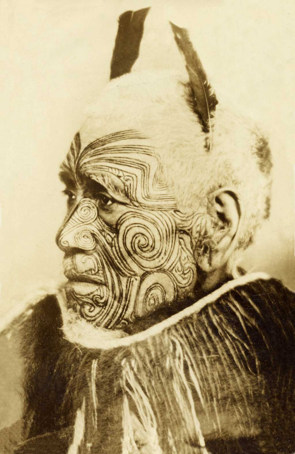 Chân dung cổ điển của một người đàn ông cao cấp với hình xăm trên khuôn mặt