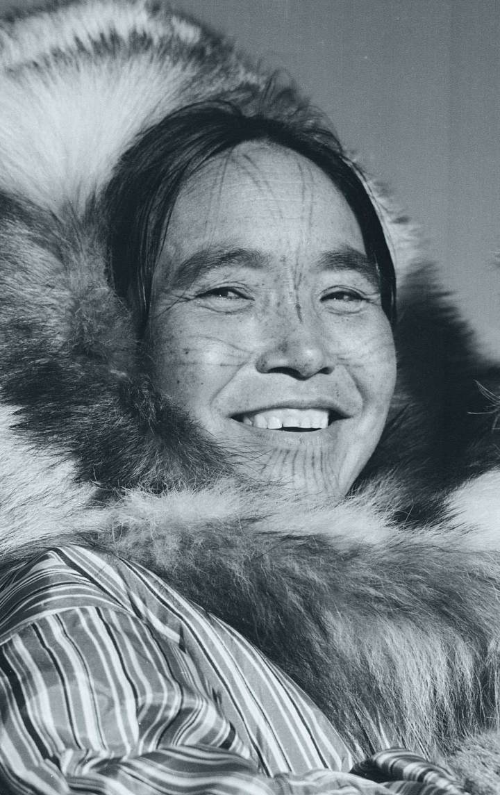 Người mẹ Inuit với hình xăm trên mặt