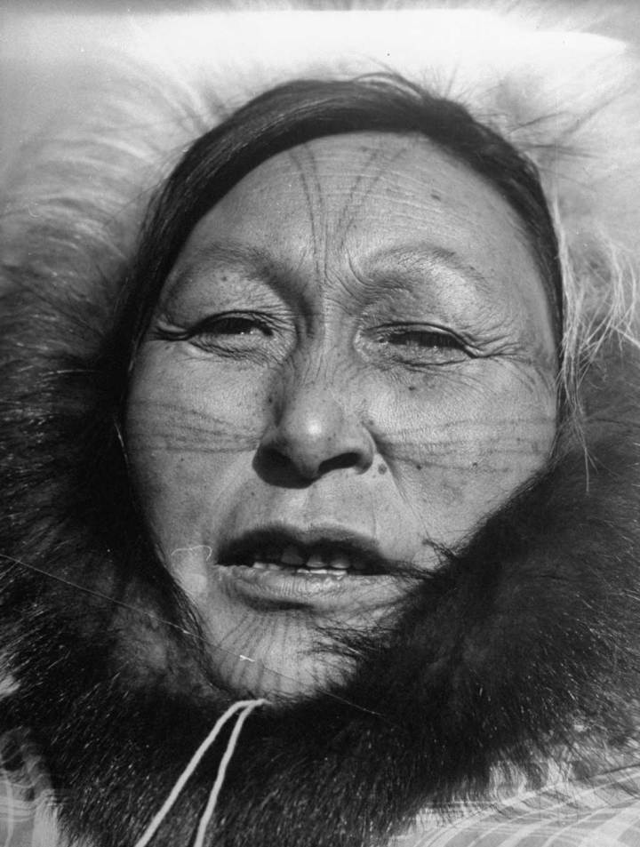 Bức chân dung năm 1937 của người phụ nữ Eskimo Imooyok, được xăm theo phong cách truyền thống của cô ấy
