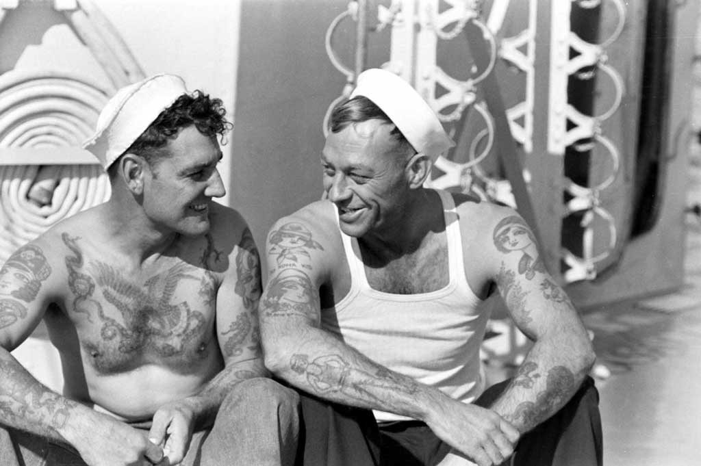 Chân dung một cặp thủy thủ hải quân Hoa Kỳ có hình xăm khi họ cười đùa trên tàu USS Breckinridge