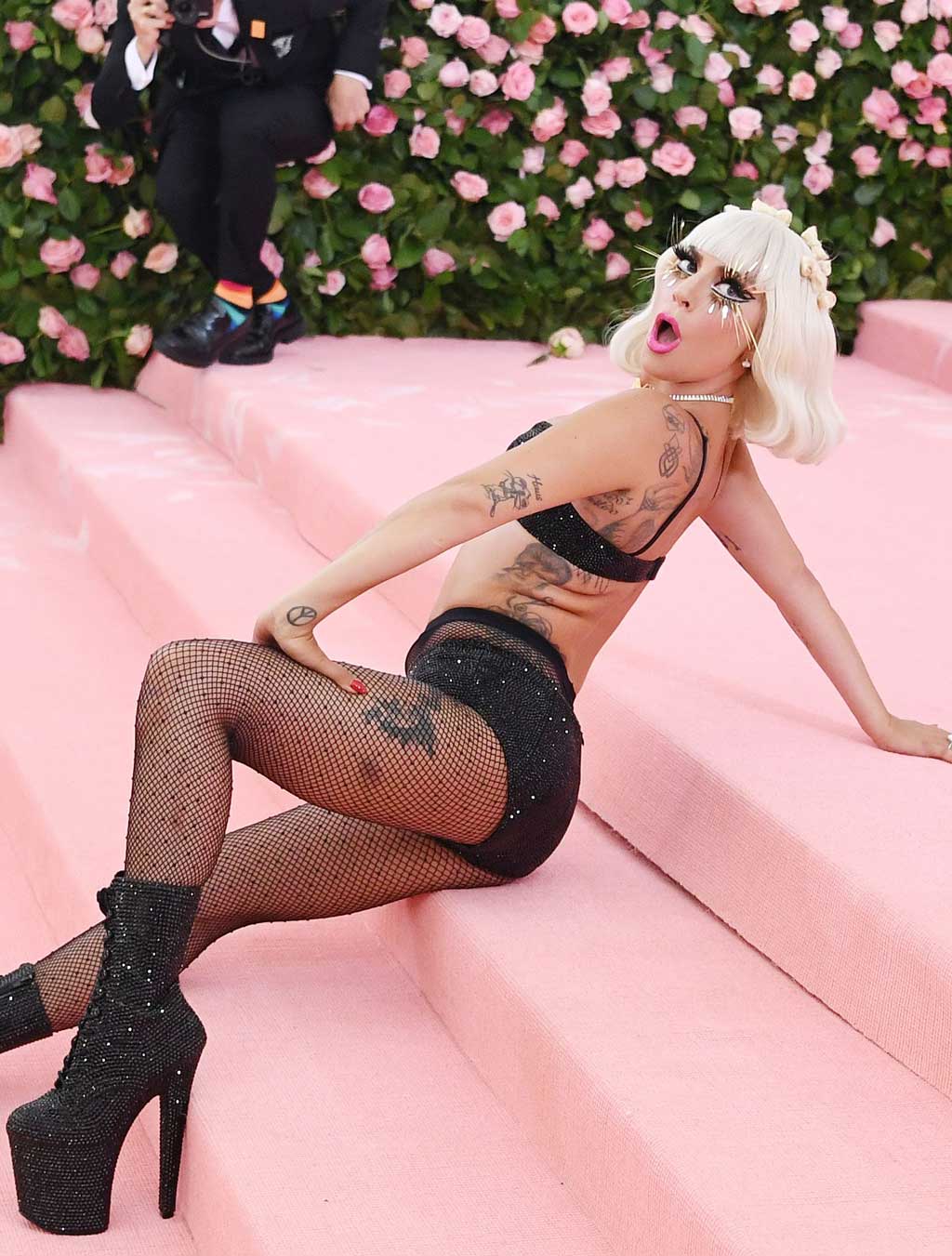 Lady Gaga diện Đồ đen hai mảnh khoe hình xăm tại Costume Institute Benefit