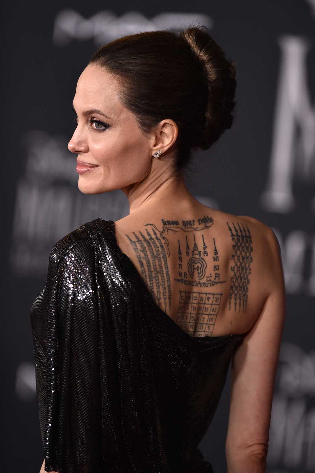 Nữ diễn viên Angelina Jolie tham dự buổi ra mắt thế giới của Disney's Maleficent khoe hình xăm ở lưng