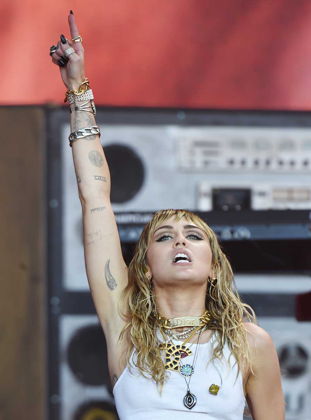 Ca sĩ Miley Cyrus biểu diễn trên sân khấu tại Lễ hội Glastonbury