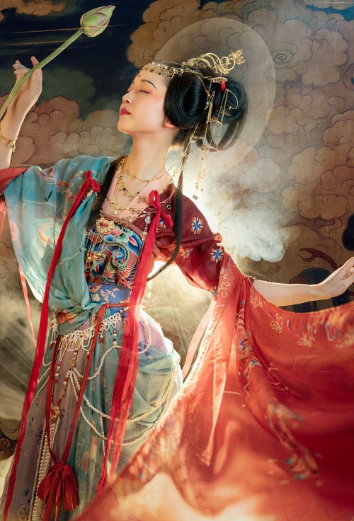 Đồ hanfu vừa mang nét cổ điển truyền thống cùng một chút vẻ hiện đại khá xinh đẹp 