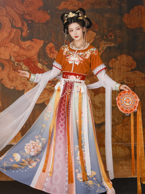 bộ hán phục theo phong cách Phi Thiên với hoạ tiết là bông hoa sen rực rỡ cùng cổ áo chữ u khá đặc sắc