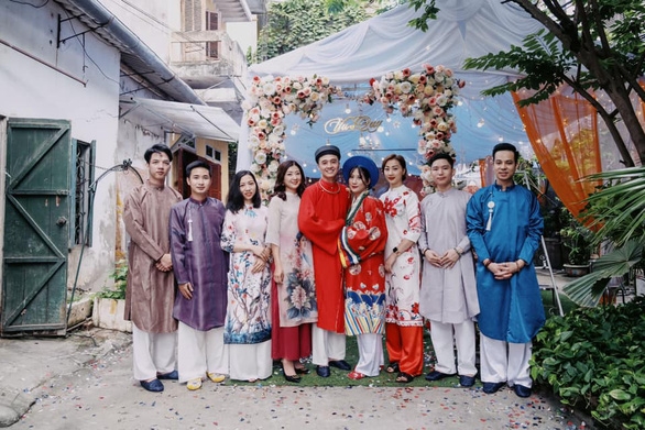 Một đám cưới của đôi bạn trẻ gây sốt cộng đồng mạng khi cô dâu mặc áo nhật bình, chú rể khoác áo tấc