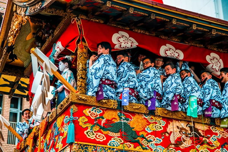 Những chiếc kiệu khổng lồ diễu hành trên đường phố tạo nên khung cảnh hoành trong lễ hội Gion Matsuri