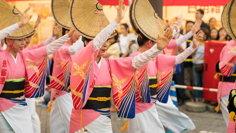 Các nghệ sĩ Nhật Bản nhảy điệu múa Awa Odori truyền thống trong lễ hội