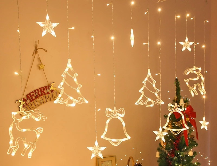 Cách treo trang phục trang trí Giáng Sinh lên trần nhà