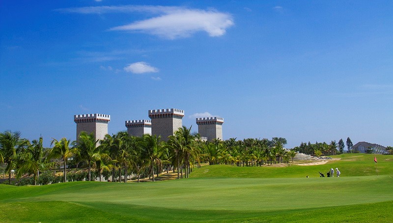 Thảm cỏ xanh mướt bên lâu đài là nơi bạn có thể chơi golf 