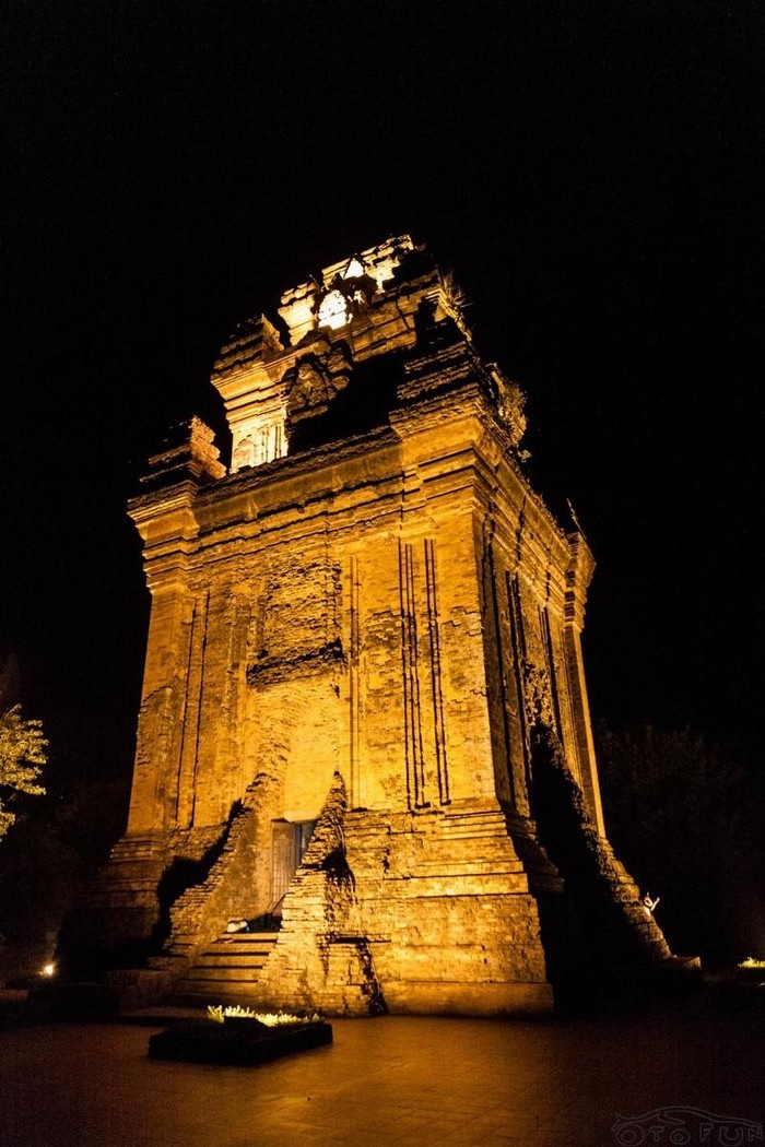 Tháp Nhạn huyền bí giữa màn đêm 