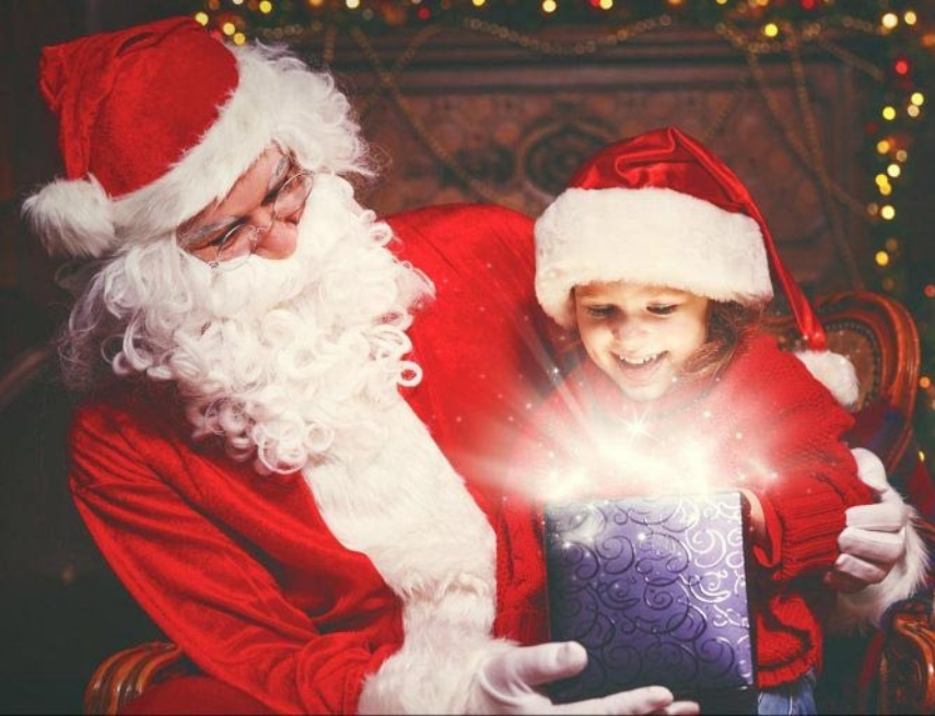Hình ảnh ông già Noel tặng quà cho đứa trẻ ngoan