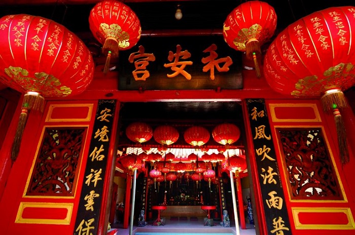 Tìm hiểu phong tục đón Tết trung thu ở Trung Quốc - treo lồng đèn Trung thu với màu đỏ chủ đạo