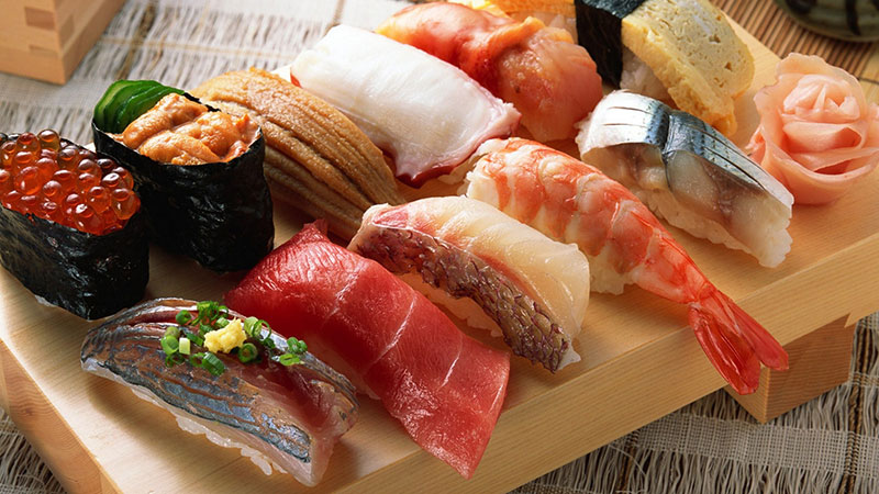 Mâm Sushi đủ thể loại