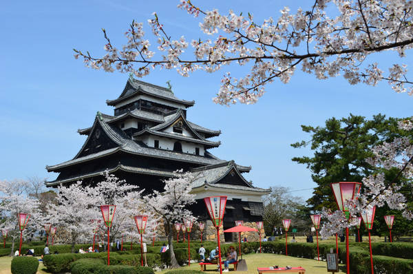 Lâu đài Matsue, Shimane: Lâu đài Matsue được hoàn thành vào năm 1611, sau đó bị tháo dỡ một phần vào năm 1875. Năm 1950, công trình này được xây dựng lại theo thiết kế nguyên bản. Đây là một trong số ít lâu đài thời Trung Cổ vẫn còn giữ được cấu trúc bằng gỗ ban đầu. Matsue còn có tên gọi là 