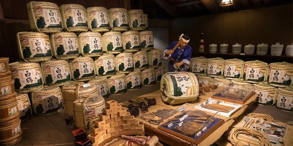 Du Lịch Nhật Bản Tham Quan Bảo Tàng Nhà Máy Rượu Sake Hakutsuru