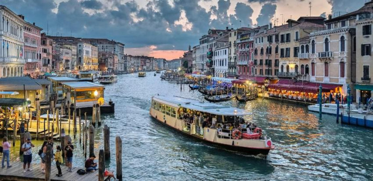 Du khách có thể đi bộ trên cầu Rialto hay di chuyển bằng thuyền trên kênh là những trải nghiệm hàng đầu ở Venice. 