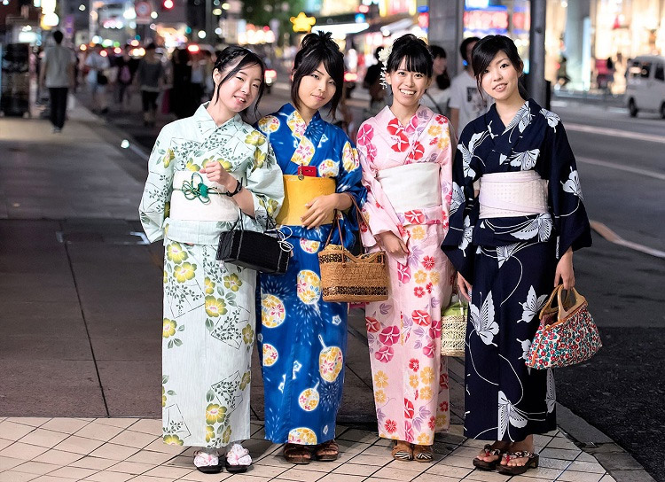 Những cô gái diện Yukata trong mùa hè