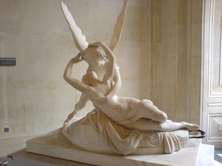 Bức tượng thần Cupid trao cho vợ một nụ hôn nồng thắm, đánh thức nàng khỏi giấc ngủ sâu.