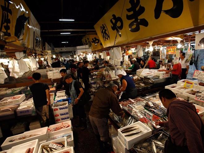 Chợ cá Tsukiji khi du lịch Nhật Bản