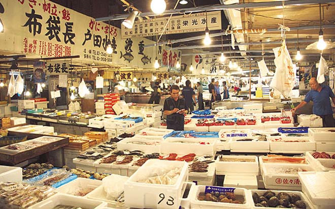 Trải Nghiệm Không Khí Nhộn Nhịp Ở Chợ Cá Tsukiji Khi Du Lịch Nhật Bản