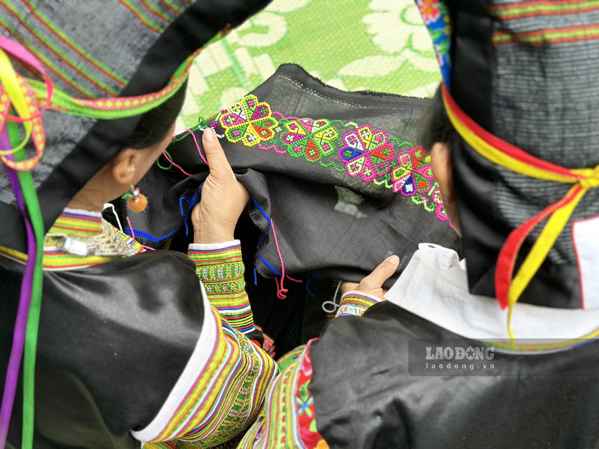 Phụ nữ Mông đen ở đây ai cũng biết làm trang phục truyền thống. Họ đều tự tay lựa chọn nguyên liệu ở chợ rồi tự tay may, thêu thùa váy áo cho mình. Đối với họ khi làm được một bộ trang phục đẹp đó là sự hãnh diện, niềm tự hào đối với bạn bè cùng trang lứa.