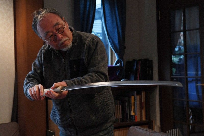 Yoshindo Yoshihara cầm kiếm Katana