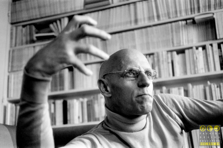 Đồ áo cổ lọ được mặc bởi triết gia Michel Foucault