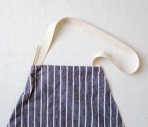 Cách may tạp dề nấu ăn: Luồn dây đeo