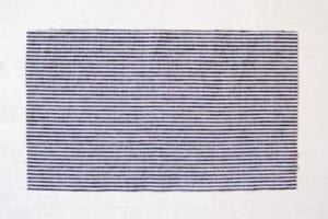 bạn tiếp tục vẽ và cắt vải phần túi. Với tấm vải sọc nhỏ, bạn dùng kéo cắt thành hình chữ nhật có kích thước dài 43cm, rộng 25cm.