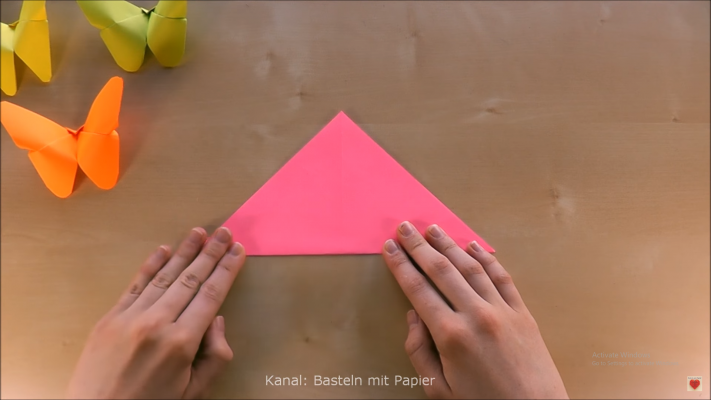 Tạo thành hình tam giác nhé. Kích thước của hình vuông tùy thuộc vào kích thước bạn muốn làm những chú buớm to hay nhỏ.