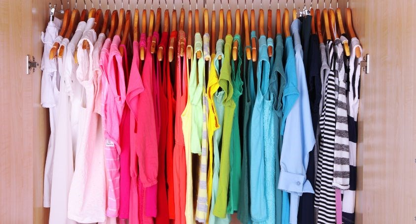Bạn nên kéo khoá áo và cúc áo trước khi treo vào tủ quần áo-cách bảo quản quần áo