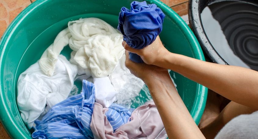 Giặt tay quần áo giúp giữ form và màu quần áo