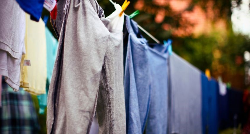 Tránh phơi quần áo quá khô 