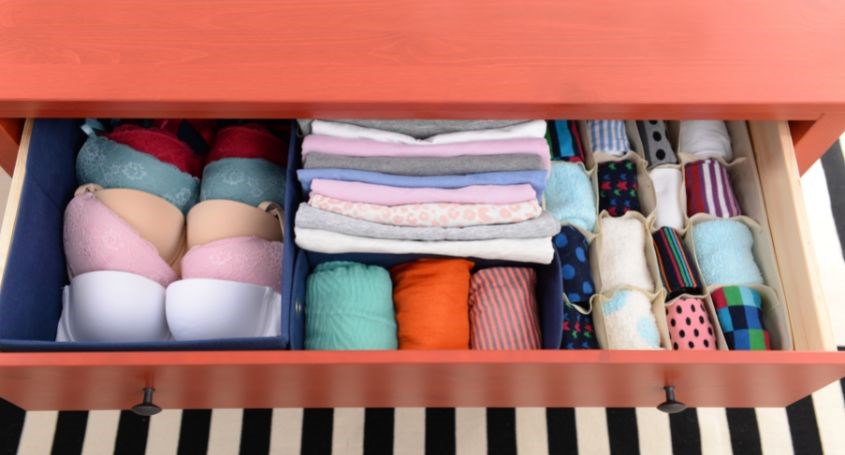 Xếp chồng áo lót lại với nhau giúp tiết kiệm diện tích tủ quần áo