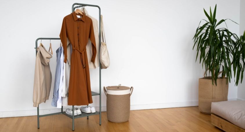 Những chiếc váy dài không nên treo vào móc khi cho vào tủ quần áo