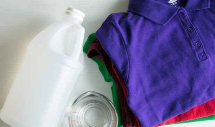 Sử dụng chất tẩy rửa mạnh cũng là nguyên nhân khiến quần áo phai màu-cách làm mới quần áo