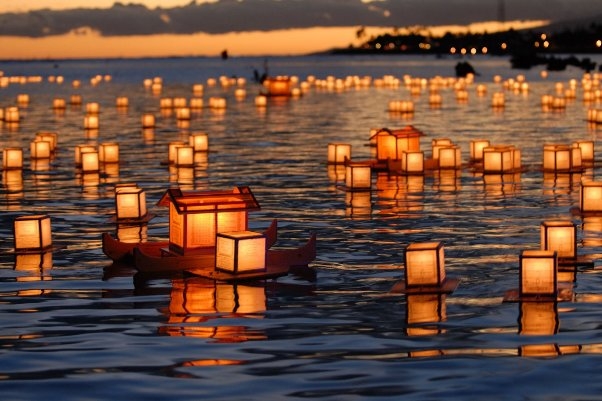 Thả lồng đèn trên sông trong lễ hội Obon