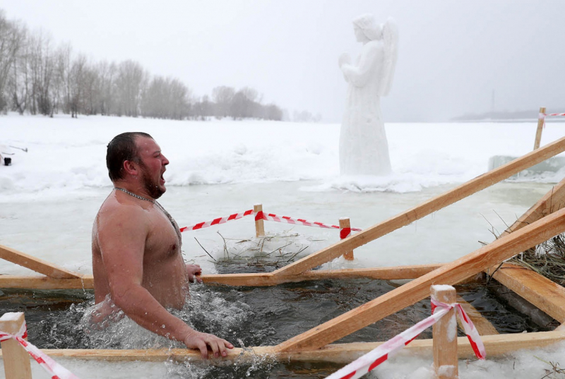 Lễ hội tắm băng (Lễ hiển linh) ở St.Petersburg, Nga